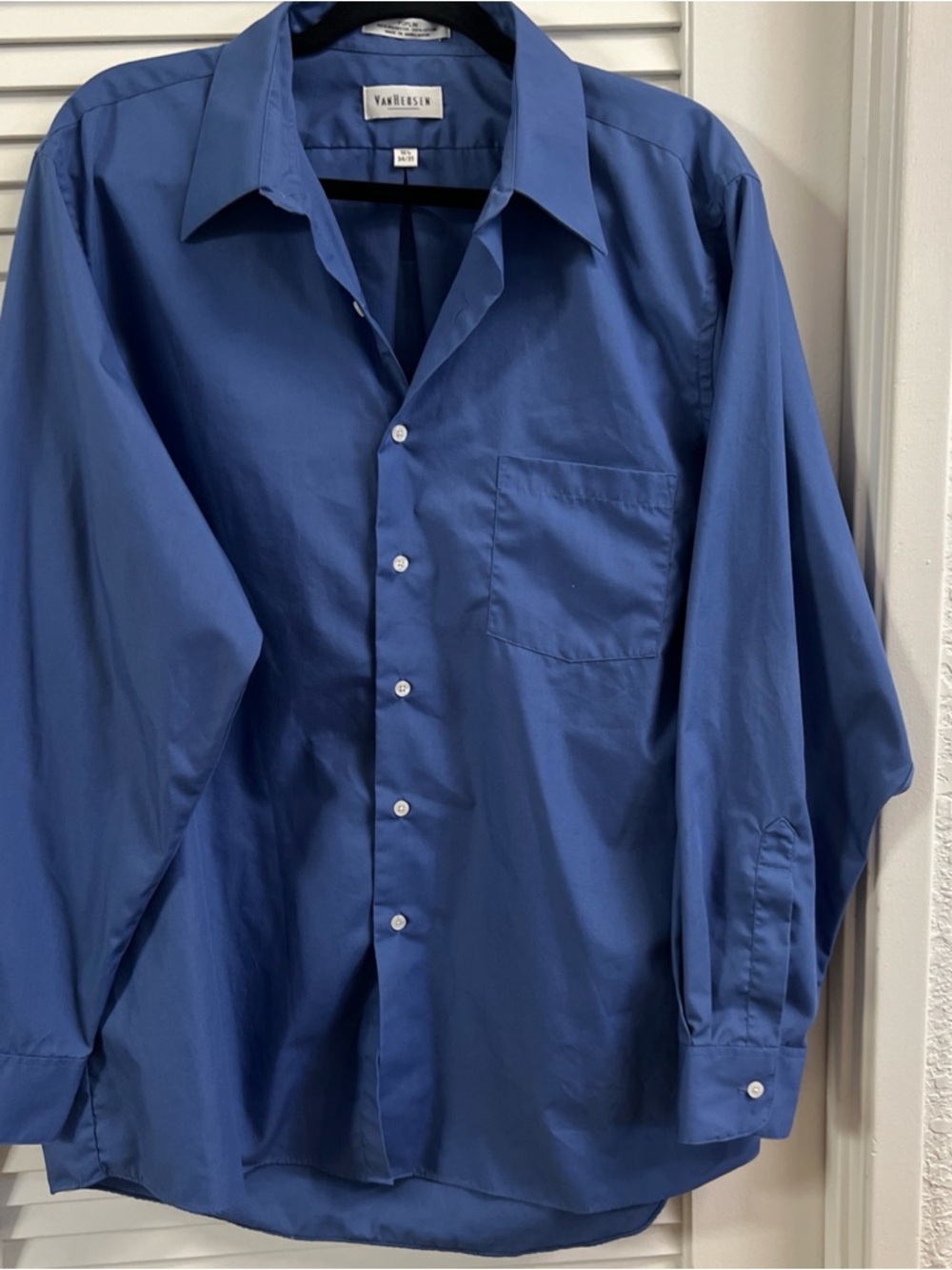 Van Heusen Men's Blue Dress Shirt 16.5. 34-35
Long sleeve